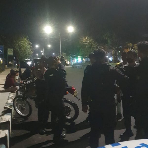 Patroli, Personel Polsek Ratu Agung Lakukan Penertiban Pemuda yang Nongkrong dan Mabukan-Mabukan di Pinggir Jalan￼