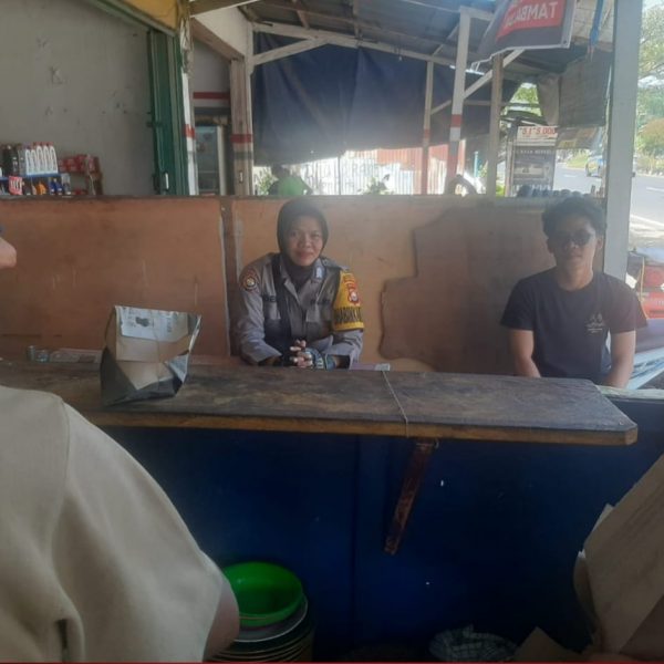 Sambangi Warga Kelurahan Muara Dua, Bhabinkamtibmas Sampaikan Pesan-Pesan Kamtibmas￼