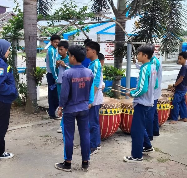 Sambangi Pelajar SMPN 19 Kota Bengkulu, Bhabinkamtibmas Sampaikan Binluh Keamanan dan Ketertiban Sekolah￼