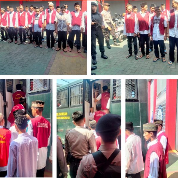 Personel Sat Samapta Polresta Bengkulu Kawal 44 Tahanan Jalani Persidangan￼