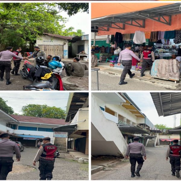Patroli Jalan Kaki di Pasar Baru Koto, Personel Sat Samapta Sampaikan Imbauan Kamtibmas kepada Pedagang￼