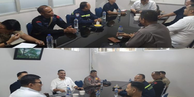 Bhabinkamtibmas bersama Kanit Intel Polsek Kampung Melayu Hadiri Rapat Koordinasi Pengurangan Tenaga Kerja Dari Pihak PT BDR