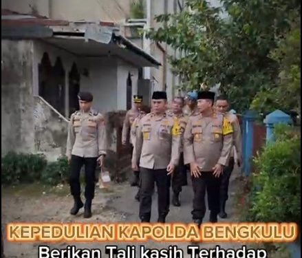Kapolda Bengkulu Brigjenpol Anwar, S.I.K., M.Si. Berikan Tali Asih Terhadap Anggota Yang Gugur.