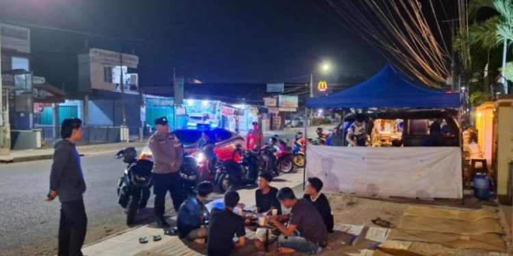 Sambangi Warga dan Tempat Keramaian, Personil Polsek Ratu Samban Sampaikan Imbauan Jaga Kamtibmas