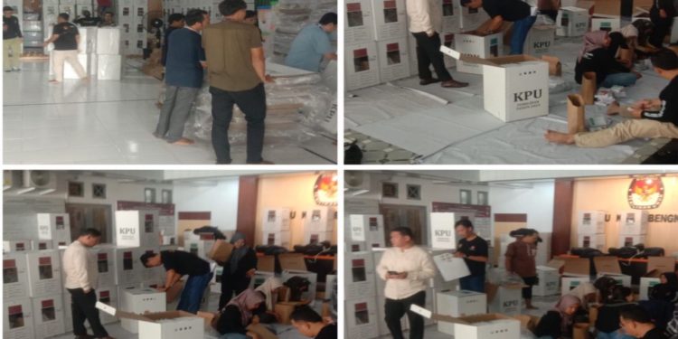 Personel Polresta Bengkulu Lakukan Pengecekan dan Pengesetan Logistik Pemilu di Kota Bengkulu