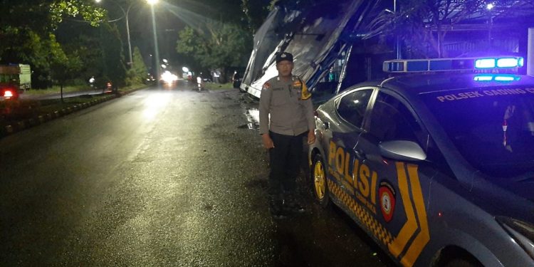 Papan Reklame Roboh di Depan Kantor BPK Provinsi Bengkulu, Polsek Gading Cempaka Langsung Amankan TKP