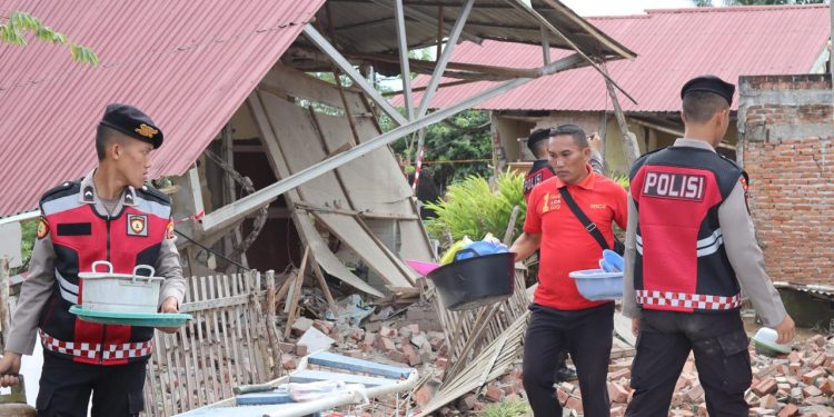Polri Peduli Masyarakat: Personel Dit Samapta Polda Bengkulu Bantu Warga Bersihkan Rumah Roboh Pasca Gempa 6,3 SR